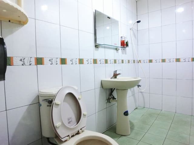 興吉旅店 | 室內公共空間自行車停放-雙衛浴八人房-6