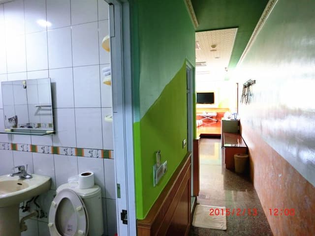 興吉旅店 | 室內公共空間自行車停放-雙衛浴八人房-5