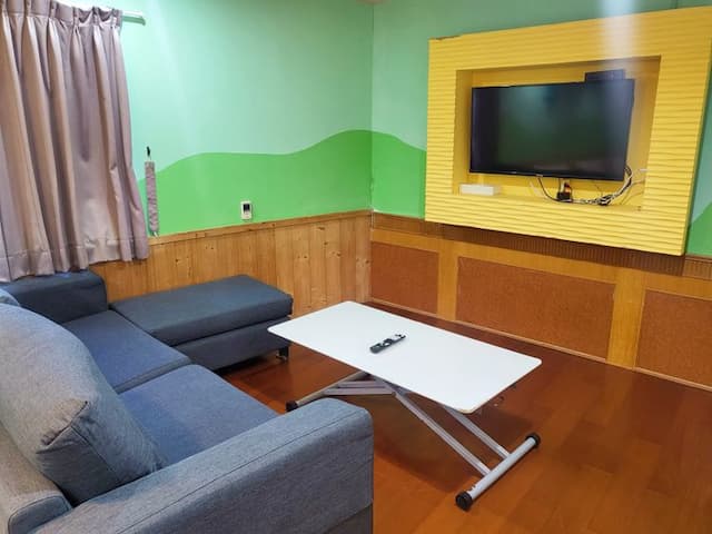 興吉旅店 | 室內公共空間自行車停放-雙衛浴八人房-4