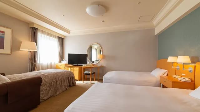 Barrier-free room (35 sqm): You can use a wheelchair without steps to the washbasin, toilet, and bath.