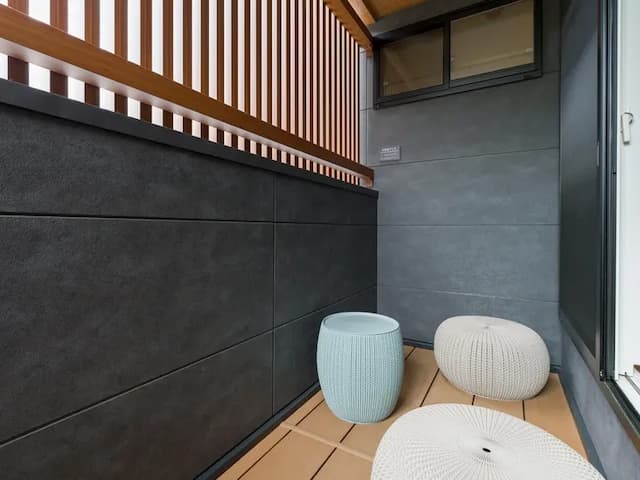 【外気浴スペース】岩盤浴ベッドや温泉で火照った体を冷ますひと時。