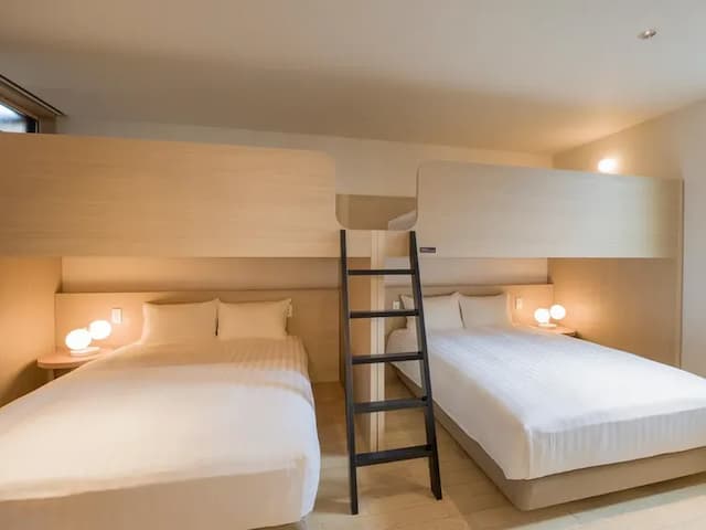 【寝室】ダブル2台とシングル2台のバンクベッドの寝室。グループ・家族利用におすすめです。