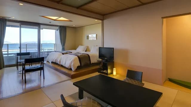 ``Biwa no Kaze'' Japanese-Western style room with open-air bath