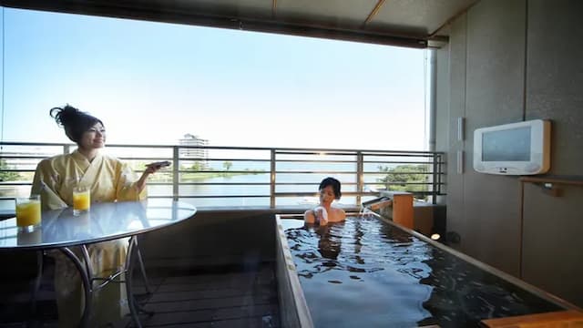 雄琴溫泉 琵琶湖綠水亭飯店|雄琴溫泉車站接駁服務/大浴場/部分房型有附露天風呂-〈びわの風〉日式雙床房|客廳、湖景、露天風呂附電視【不挑房】-7