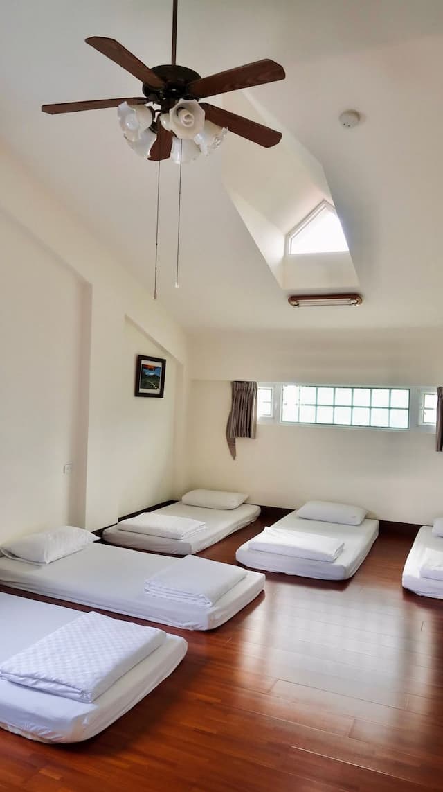 屏東幸福莊園民宿 | 免費停車、美味早餐-八人雙衛通舖套房-1