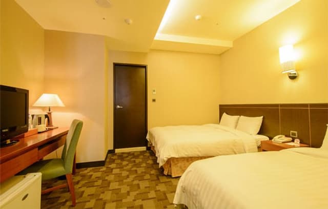 SAN HUA HOTEL-Exquisite family room (two beds without windows)-6