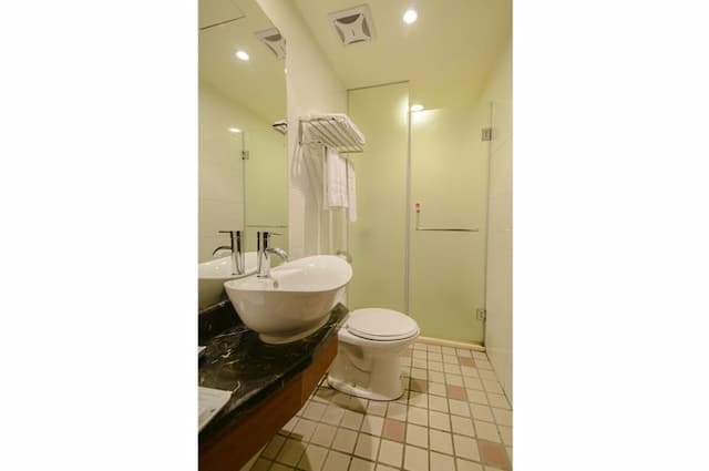 SAN HUA HOTEL-Exquisite family room (two beds without windows)-4