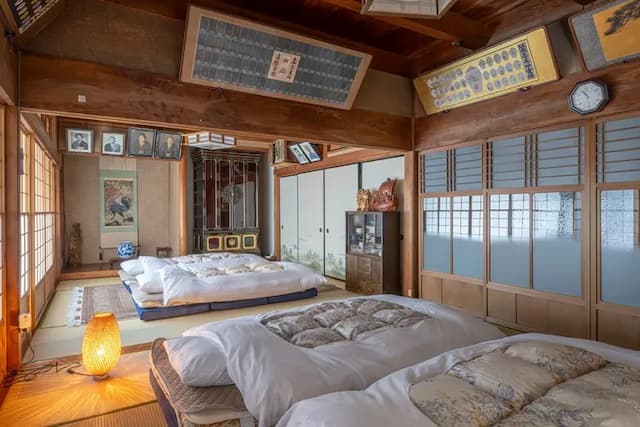 仏間と床の間で4名お休みいただけます。