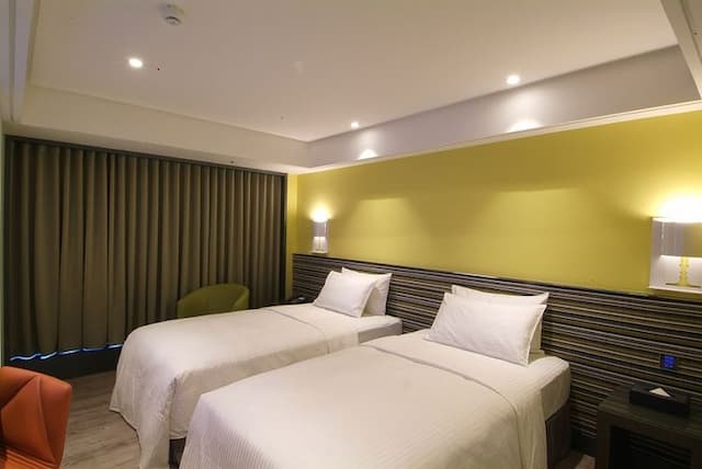 雲端商務旅館|台中館 | 一中街、中華路夜市-標準雙床房-1