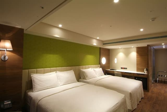 雲端商務旅館|台中館 | 一中街、中華路夜市-家庭客房-1