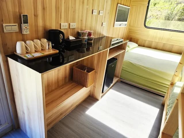 備有茶包、電熱水瓶、吹風機&泡麵