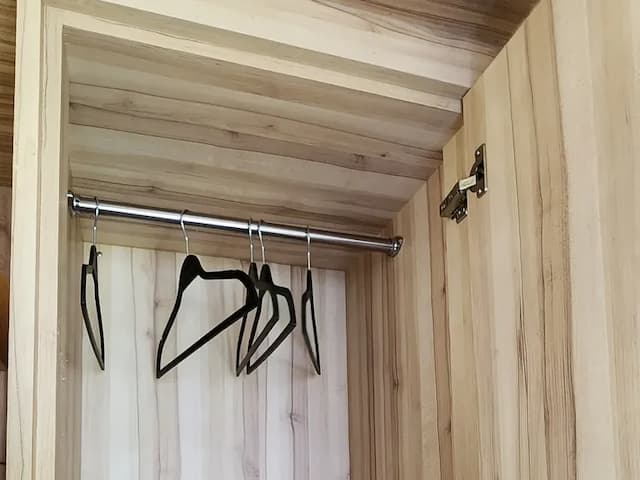 每車皆備獨立置衣櫃