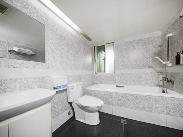 Guide Hotel Taoyuan Fuxing-Deluxe Quadruple Room-9