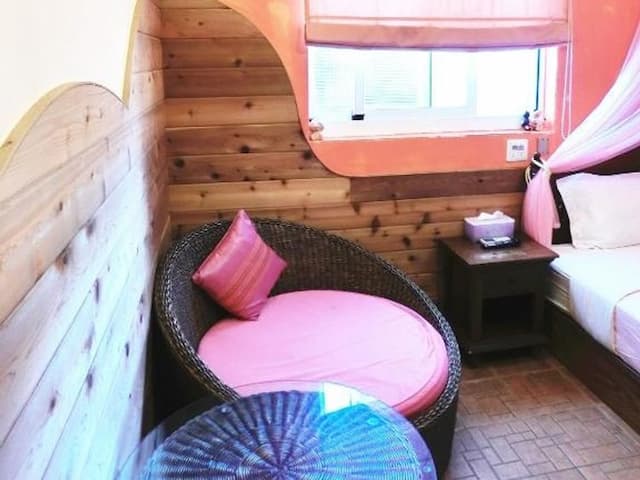 興吉木屋 - 墾丁大街只要走路7分鐘!| 室內公共空間自行車停放-木屋蜜月雙人房-5