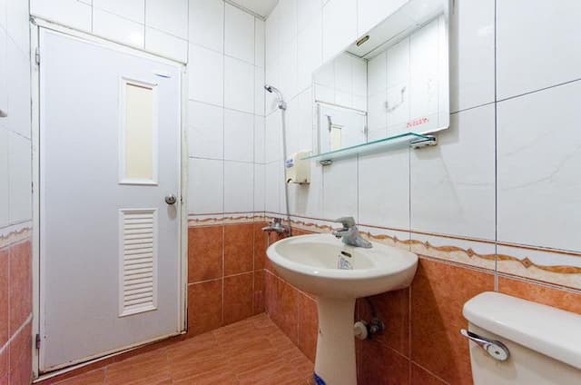 興吉木屋 - 墾丁大街只要走路7分鐘!| 室內公共空間自行車停放-木屋雙衛浴十二人房-5