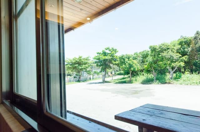 興吉木屋 - 墾丁大街只要走路7分鐘!| 室內公共空間自行車停放-木屋雙衛浴十二人房-6