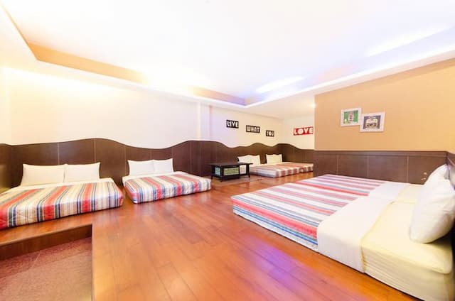 興吉木屋 - 墾丁大街只要走路7分鐘!| 室內公共空間自行車停放-木屋雙衛浴十二人房-1