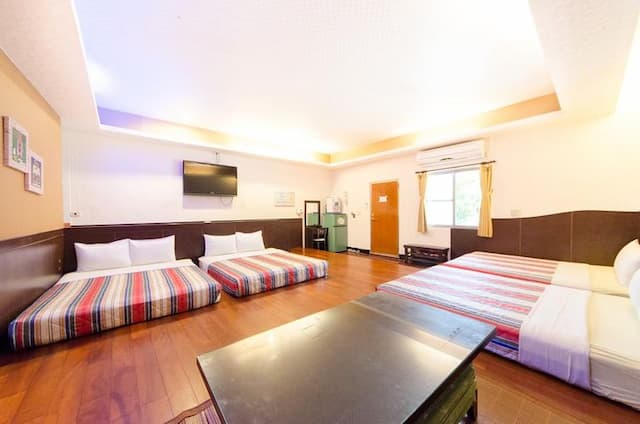 興吉木屋 - 墾丁大街只要走路7分鐘!| 室內公共空間自行車停放-木屋雙衛浴十二人房-2