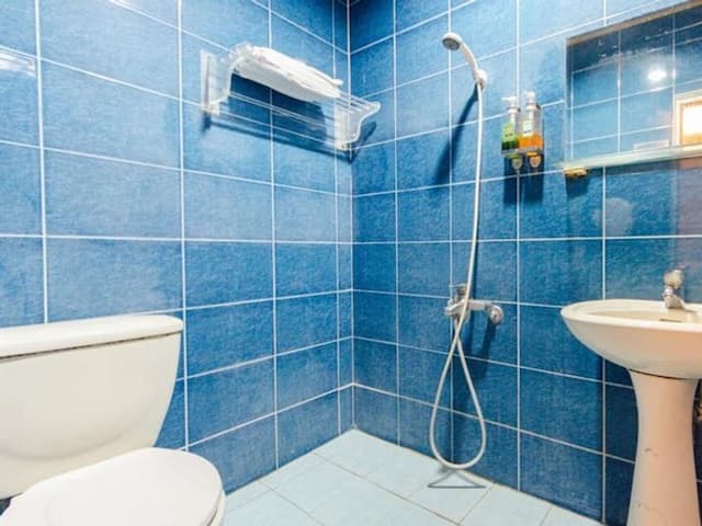 興吉木屋 - 墾丁大街只要走路7分鐘!| 室內公共空間自行車停放-木屋家庭六人房-6