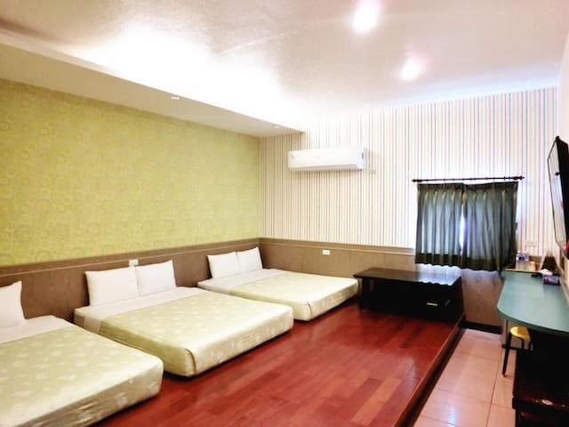 興吉木屋 - 墾丁大街只要走路7分鐘!| 室內公共空間自行車停放-木屋家庭六人房-2