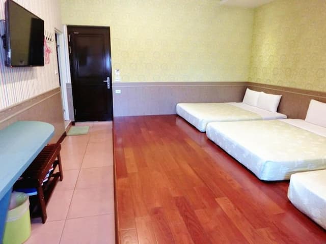 興吉木屋 - 墾丁大街只要走路7分鐘!| 室內公共空間自行車停放-木屋家庭六人房-3