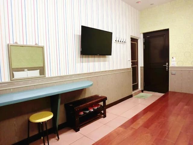 興吉木屋 - 墾丁大街只要走路7分鐘!| 室內公共空間自行車停放-木屋家庭六人房-4