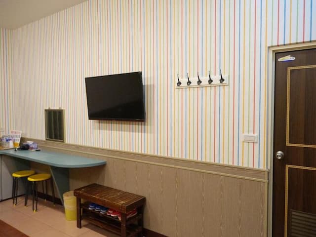 興吉木屋 - 墾丁大街只要走路7分鐘!| 室內公共空間自行車停放-木屋家庭六人房-5