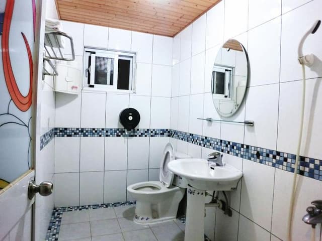 興吉木屋 - 墾丁大街只要走路7分鐘!| 室內公共空間自行車停放-木屋家庭四人房-6