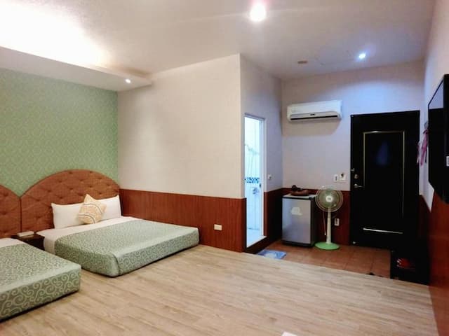 興吉木屋 - 墾丁大街只要走路7分鐘!| 室內公共空間自行車停放-木屋家庭四人房-4