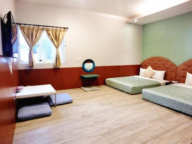 興吉木屋 - 墾丁大街只要走路7分鐘!| 室內公共空間自行車停放-木屋家庭四人房-1