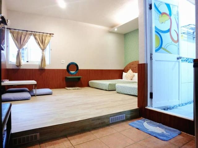 興吉木屋 - 墾丁大街只要走路7分鐘!| 室內公共空間自行車停放-木屋家庭四人房-5