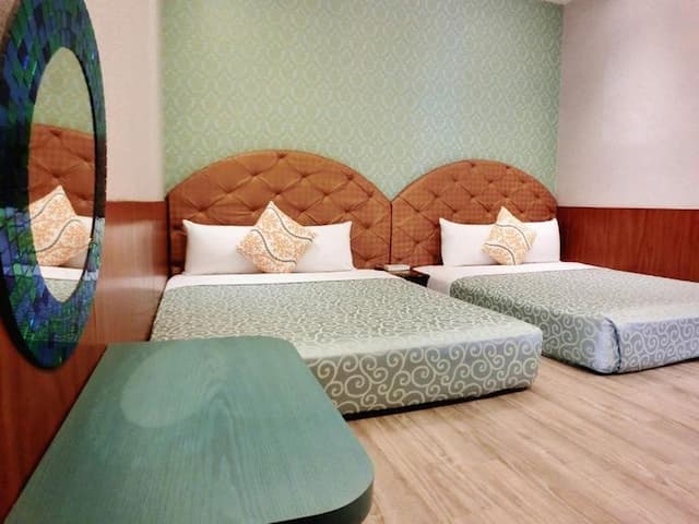 興吉木屋 - 墾丁大街只要走路7分鐘!| 室內公共空間自行車停放-木屋家庭四人房-2