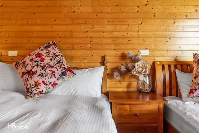 ninerainbow.newmoon-Exquisite Quadruple Room-2