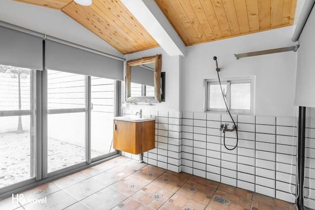 ninerainbow.newmoon-Comfortable Six-Person Room-4