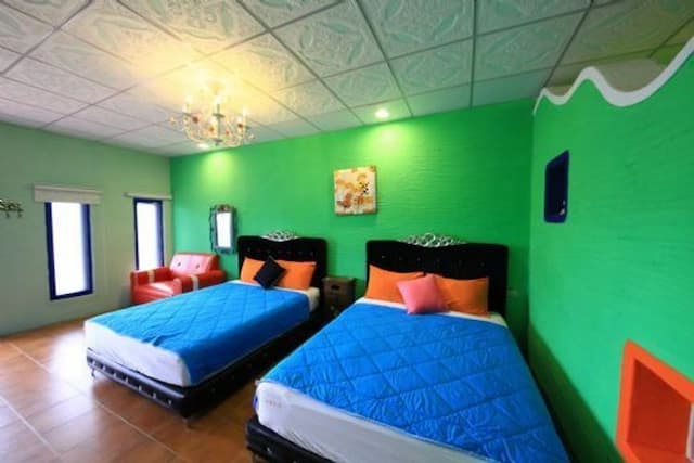 迎薰童話海洋館|18人墾丁包棟 | 戶外戲水池&BBQ烤肉&KTV&兒童遊戲區 | 恆春老街-迎薰B&B|包棟(20人 / 六人房*1+四人房*3+雙人房*1-3