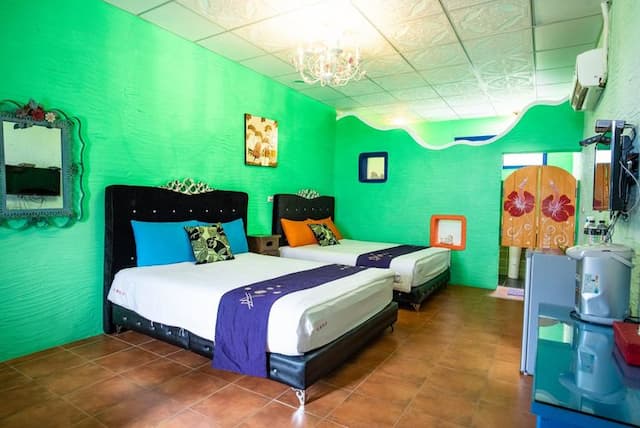 迎薰童話海洋館|18人墾丁包棟 | 戶外戲水池&BBQ烤肉&KTV&兒童遊戲區 | 恆春老街-迎薰B&B|包棟(20人 / 六人房*1+四人房*3+雙人房*1-7