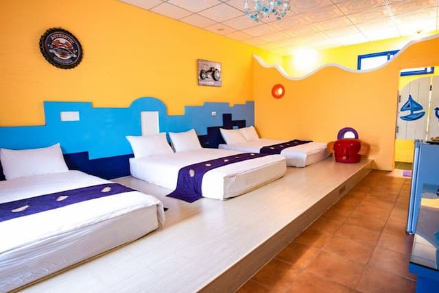 迎薰童話海洋館|18人墾丁包棟 | 戶外戲水池&BBQ烤肉&KTV&兒童遊戲區 | 恆春老街-迎薰B&B|包棟(20人 / 六人房*1+四人房*3+雙人房*1-1