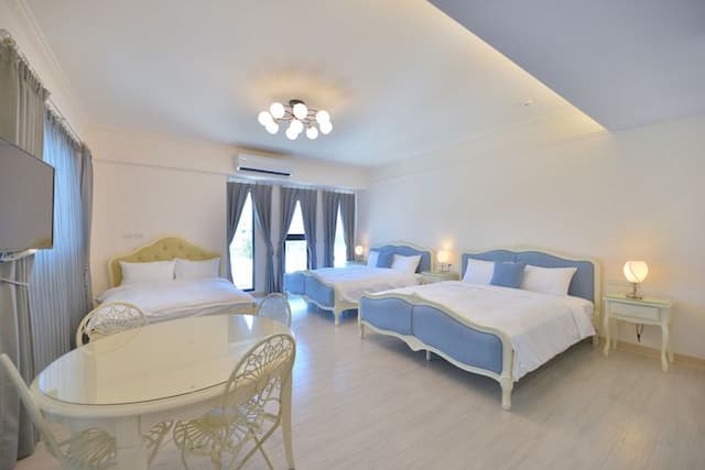 Dream-Ocean Blue and White Six-person Room 201-1