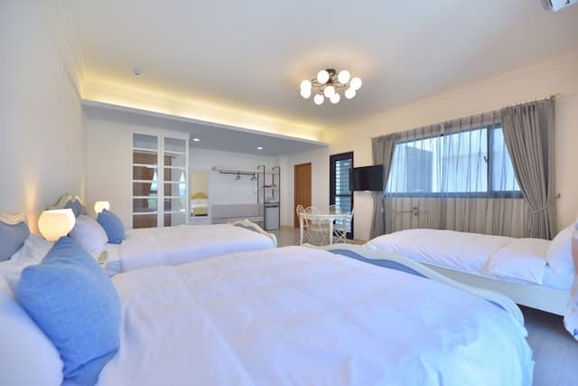 Dream-Ocean Blue and White Six-person Room 201-5