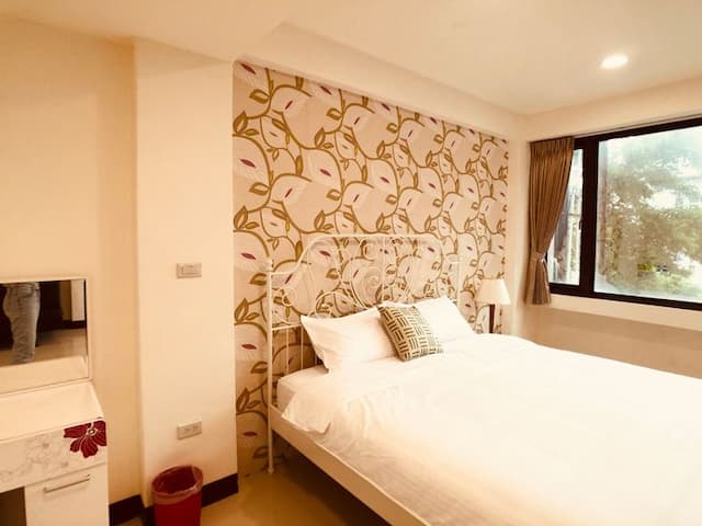 迷人旅居 l 市區|大房型x陽台|東大門夜市&公正包子-漫步雙人房大窗戶-3A-3