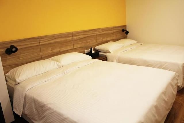 Yesing Hotel-Standard Quadruple Room without Window-1